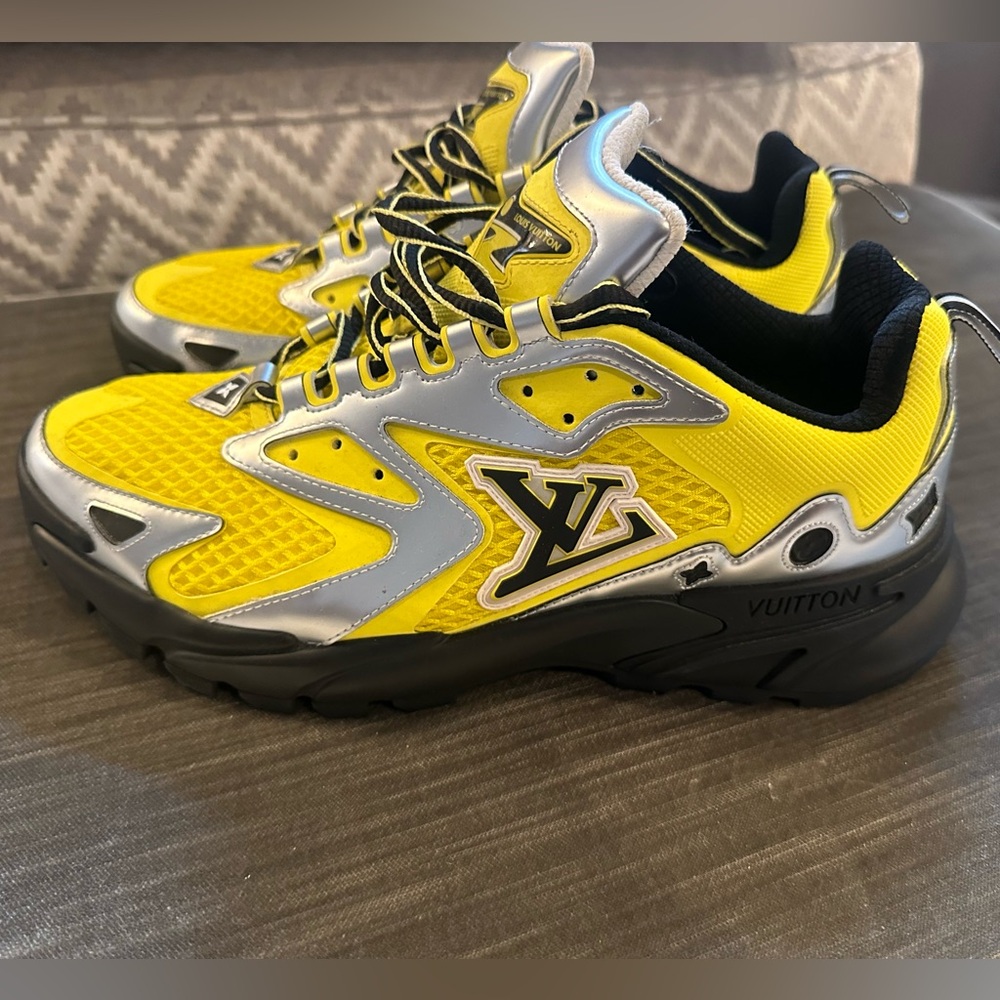 AUTHENTIC LV Runner Tatic sneaker Louis Vuitton's Spring-Summer 2022.